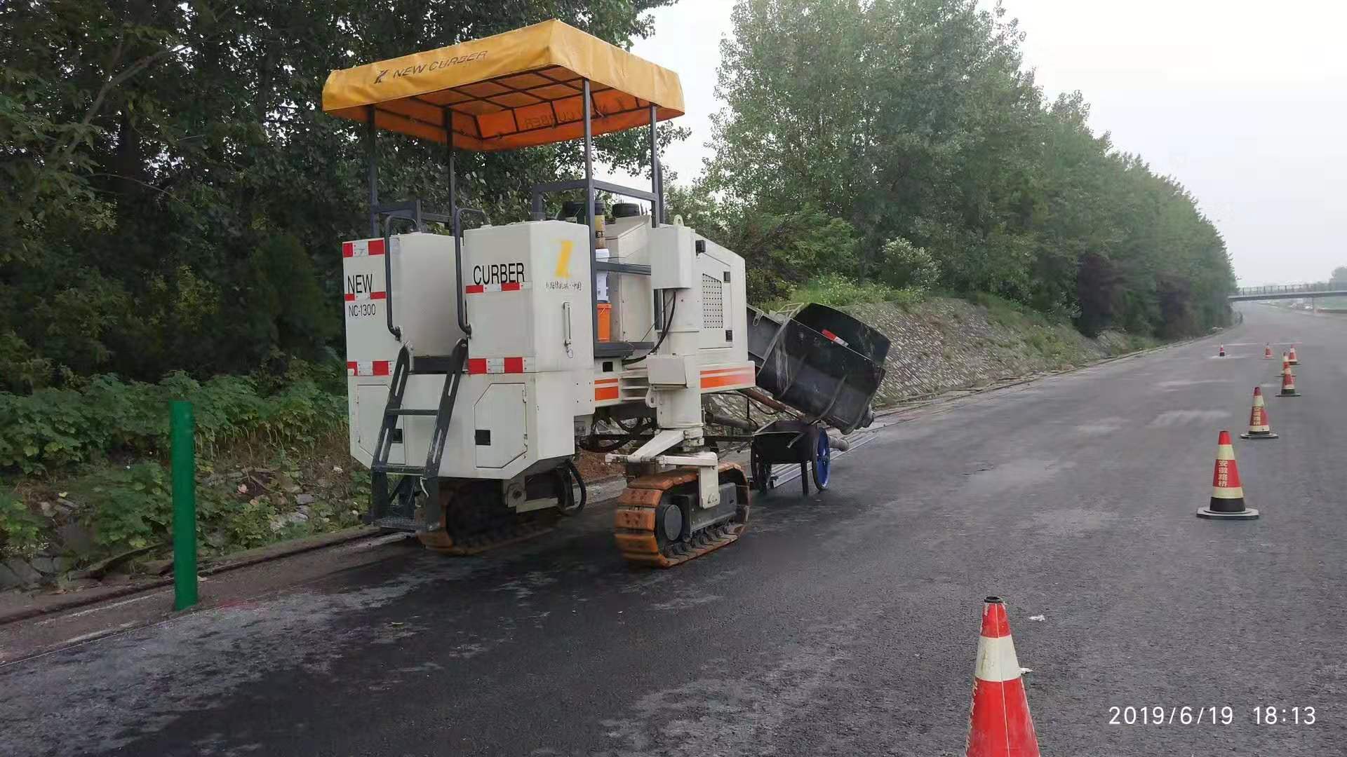 路緣石滑模機(jī)技術(shù)正在不斷創(chuàng)新，從而提高施工質(zhì)量及效率