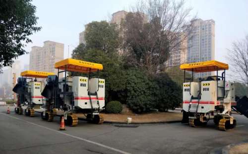 作為公路施工中的重要路面機(jī)械，混凝土路緣石滑模攤鋪機(jī)必須跟上時(shí)代步伐
